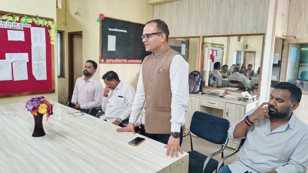 SVKohale's tweet photo. 📍 सावनेर | के जॉन पब्लिक स्कूल 
आज के जॉन पब्लिक स्कूल सावनेर येथे भेट देऊन नागपूर विभाग पदवीधर मतदार नोंदणी अभियान संदर्भात शिक्षक व शिक्षकेत्तर कर्मचाऱ्यांशी सविस्तर संवाद साधला. https://t.co/ylnecAQ7M3