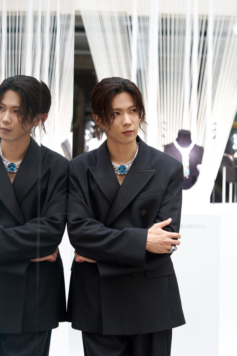 SEVENTIETWO's tweet photo. 神宮寺勇太がパリ・ヴァンドーム広場のHôtel d’Évreuxで開催された「ミキモト」の発表会に登場。胸元にはアクアマリンをあしらったネックレス、指先には神宮寺勇太⾃⾝が製作に携わったリングを着⽤。
#神宮寺勇太 #SEVENTIETWO #MIKIMOTO https://t.co/rkBt8AdiFG
