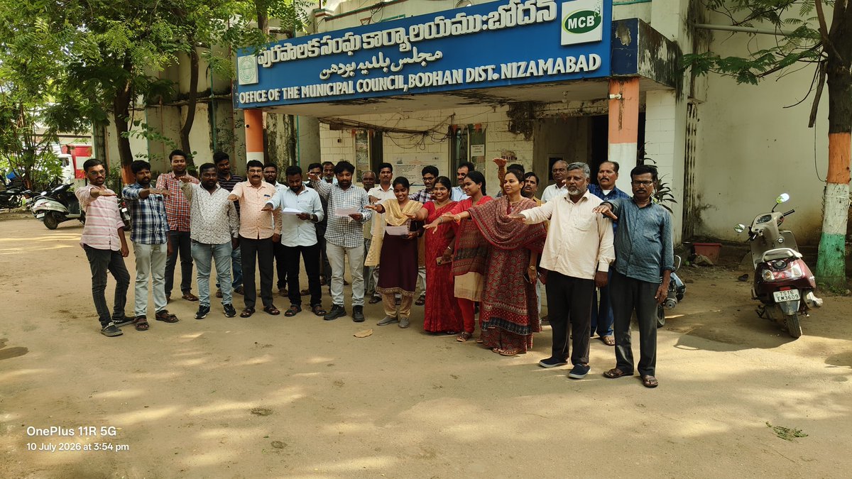 MC_Bodhan's tweet photo. As part of Catch the Rain Campaign, Organized a Rainwater Harvesting Awareness and importance of Rainwater Harvesting Pits in conserving rainwater, recharging ground water&amp;securing water resources for futuregenerations
#CatchTheRain
@JalShaktiMin
@MoHUA_India
@tksreedevi https://t.co/r77165Fxc3