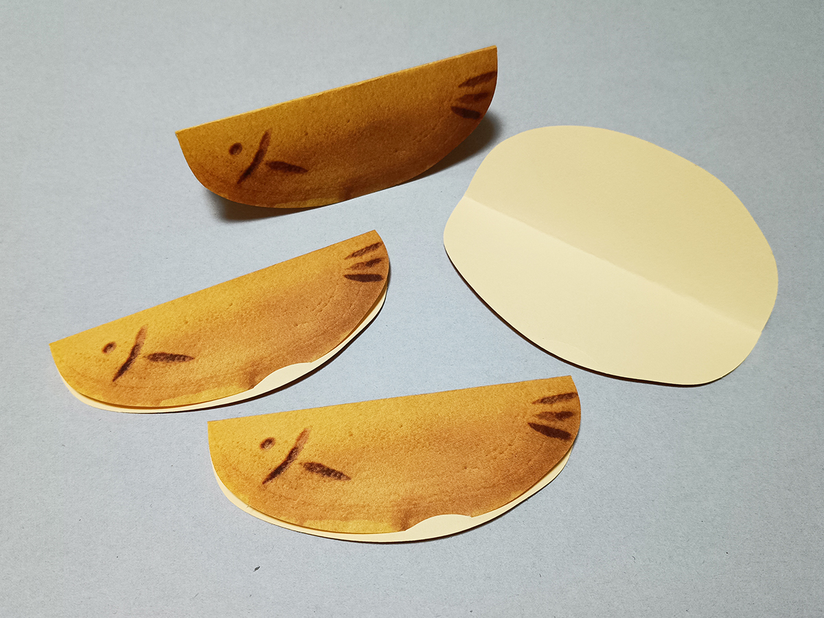 Cobatoshop's tweet photo. 2年前にちょっと作った若鮎焼きの二つ折りカード、少し形状と用紙を変更して絵柄も調整しました。
以前は二つ折り時に留められなかったのですが、下部にカットラインを入れてみました。
横幅は11センチくらいです。
4枚入りくらいで急遽やろうか迷っています…
#若鮎焼き
#メッセージカード https://t.co/PJLxsZSn8N