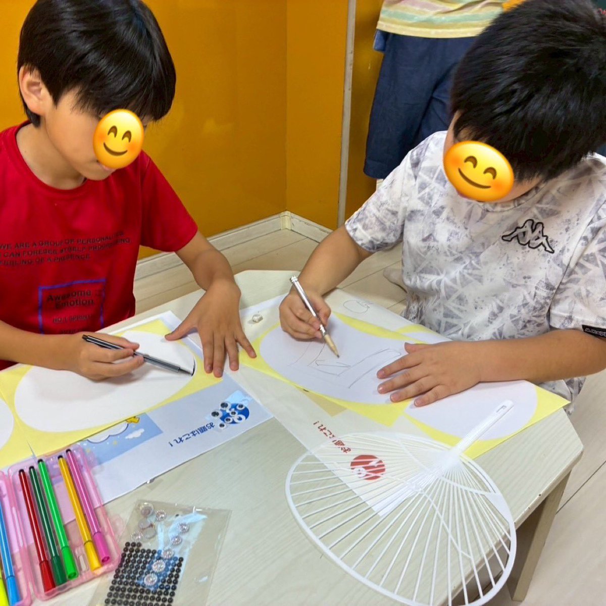 firstdream_02's tweet photo. 🍀新堀教室🍀
2026.7.10(金)
『オリジナルうちわ作り🪭』
夏に向けて、オリジナルデザインのうちわを仕上げました😊
指先を細かく使って制作することで、楽しみながら集中力や巧緻性を育みました✨

▽ファーストシーンドリームの詳細はこちら！ https://t.co/y2cIInJFgo

#放デイ #療育 #うちわ作り https://t.co/TsweuFR6a1