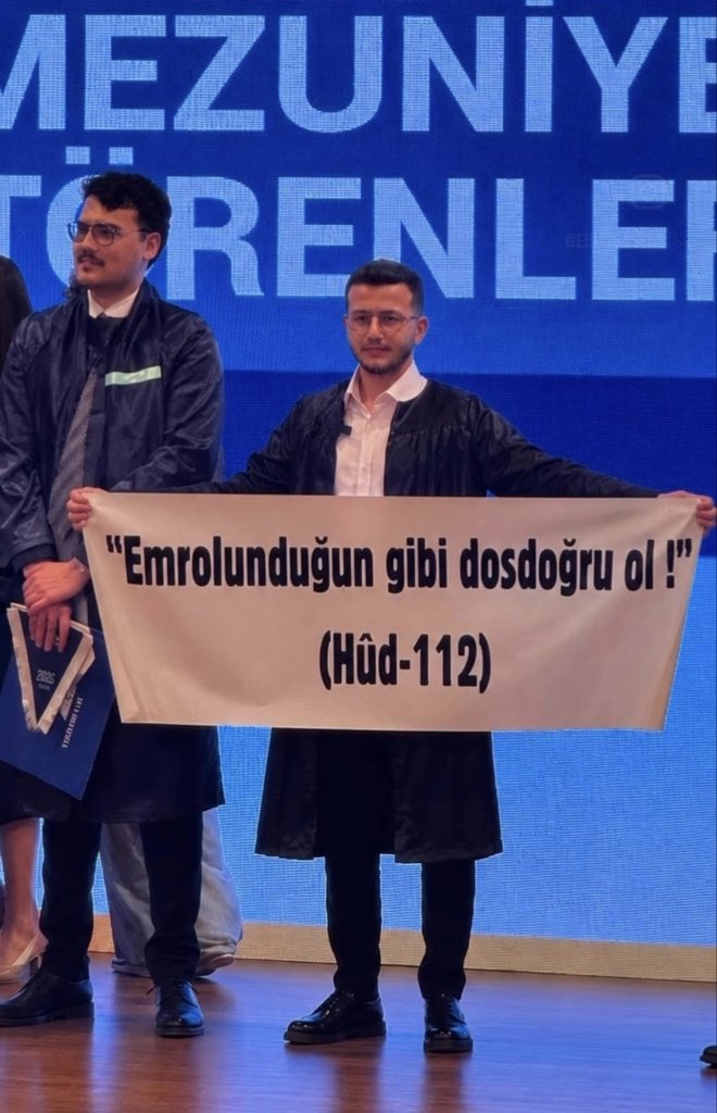 OkanAytaas's tweet photo. Sen öyle büyük bir şey yaptın ki, hayatı boyunca bu ayeti duymayanlara bile öğrettin. 

“Emrolunduğun gibi dosdoğru ol”

Seni doğuran ana ben aslan doğurdum desin. 

Hayırlı Cumalar. https://t.co/0aZFNST8Qf