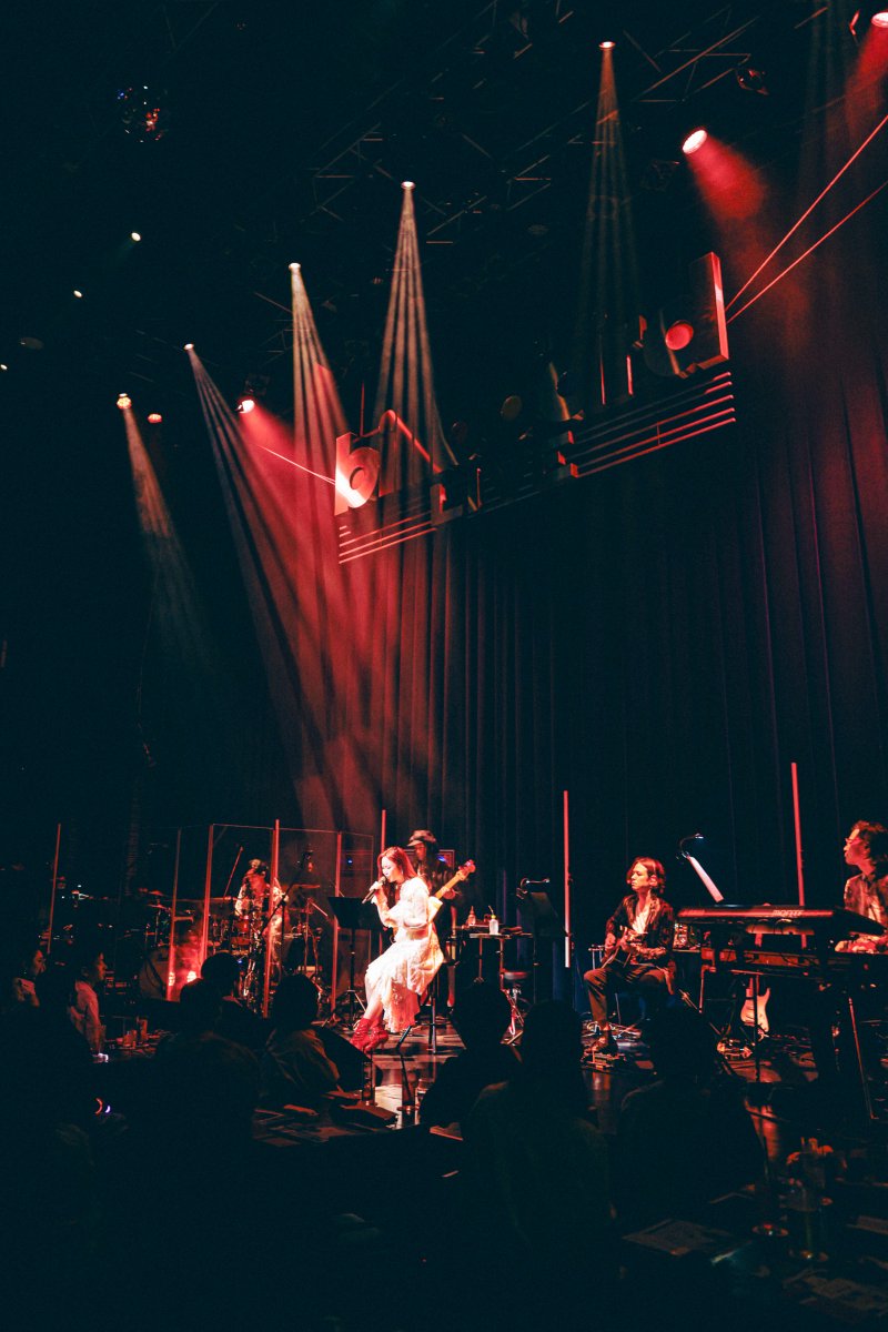 billboardlive_t's tweet photo. 【鷲尾伶菜】
先日開催された『Reina Washio Billboard Live 2026』東京公演のライブ写真が到着📷

2年ぶりとなるビルボードライブ・ツアー。聴く人の気持ちに寄り添う彼女の歌声と、バンドの生演奏が織りなすインティメートな音楽体験を、ぜひ会場でご体感ください✨

本ツアーは、明後日7/12(日)の大阪公演、そしてファイナルとなる7/24(金)の横浜公演へと続きます。
チケットのご購入は、ビルボードライブ公式HPより✔
🎫https://t.co/iQv1BkRUgH

@rei__official_ 
#billboardlivetokyo

Photo：SHUN ITABA