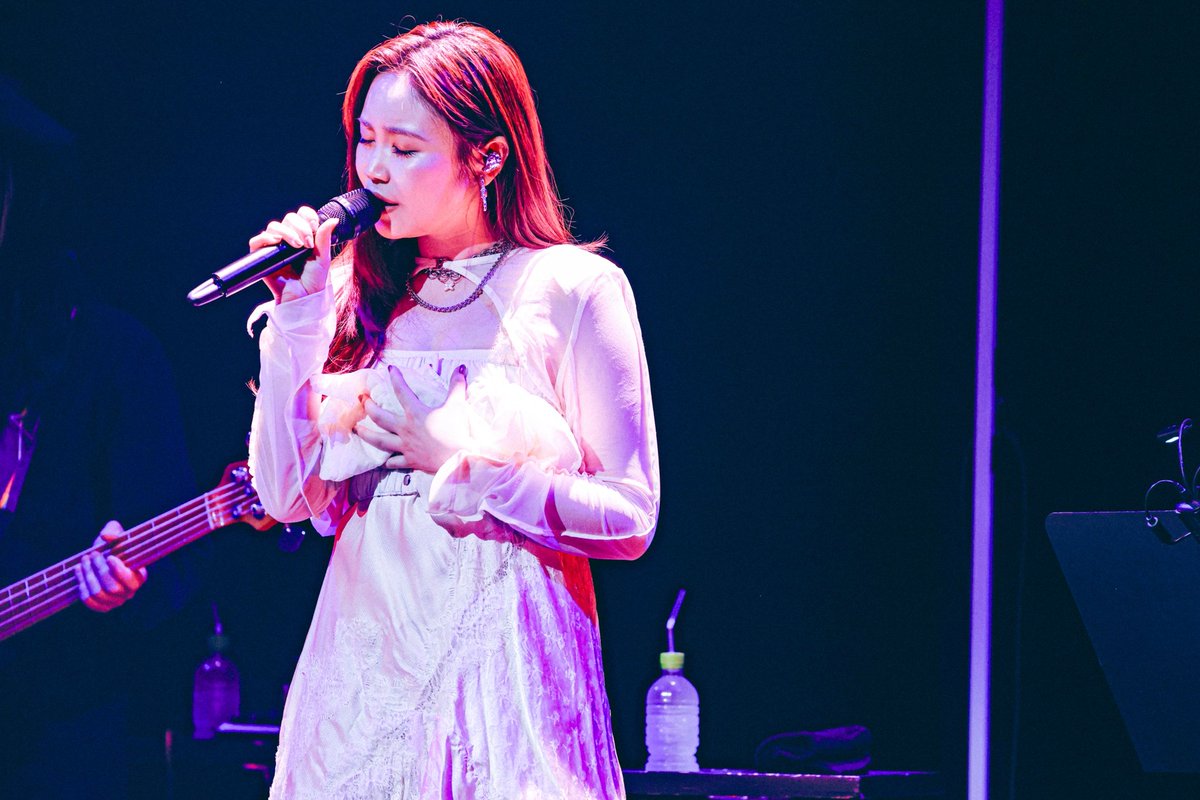 billboardlive_t's tweet photo. 【鷲尾伶菜】
先日開催された『Reina Washio Billboard Live 2026』東京公演のライブ写真が到着📷

2年ぶりとなるビルボードライブ・ツアー。聴く人の気持ちに寄り添う彼女の歌声と、バンドの生演奏が織りなすインティメートな音楽体験を、ぜひ会場でご体感ください✨

本ツアーは、明後日7/12(日)の大阪公演、そしてファイナルとなる7/24(金)の横浜公演へと続きます。
チケットのご購入は、ビルボードライブ公式HPより✔
🎫https://t.co/iQv1BkRUgH

@rei__official_ 
#billboardlivetokyo

Photo：SHUN ITABA