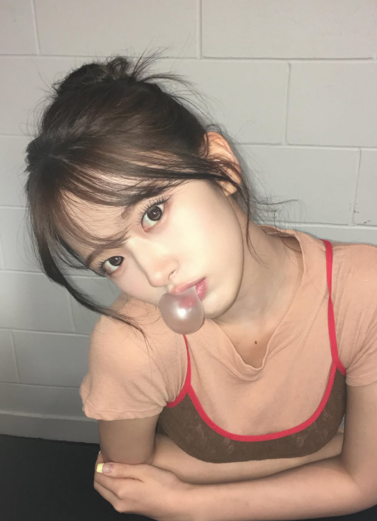 LioraSolveil's tweet photo. “진짜 영앤리치의 정석… 아이브 안유진, 
40억 방배 로또 청약 당첨! 시세차익 18억 대박 터졌다”

대세 아이브 안유진이 강남권 핵심 ‘디에이치 방배’ 일반분양 추첨에 당첨됐다!

분양가 22억대 → 현재 호가 40억. 
당첨과 동시에 18억 시세차익 확정급.

무대 위 킬러 퍼포먼스에 재테크까지 만렙. 
실력+미모+돈 버는 머리까지 다 가진 20대 진짜 능력자의 정석

될 사람은 결국 된다… 안유진처럼!