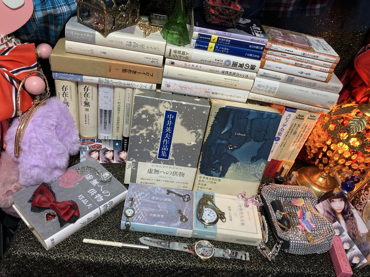KurusuMizuri's tweet photo. 虚無への供物🦇塔晶夫=中井英夫
どの書籍にも微妙に加筆有り
潔い悪い=意図的親子憎悪推理未遂
便乗アンチ・ミステリー改竄學
氷沼家死神伝承に中井家私怨譚
探偵封印シャンソン虚無幻視なの
後付け事件模混沌反推理美學
親子原罪個人史不在氷沼戯
黒鳥譚に虚無秘儀示唆
幻惑未遂偶然密儀に奇書憑依 https://t.co/MhTWT0LD8v