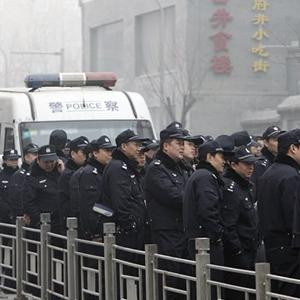 careforme123's tweet photo. 中国冷门政治事件：茉莉花革命 

2011年2月20日，北京王府井麦当劳门前，突然有几千人异常聚集，没有人举牌，也没有人喊口号

突然，有一青年在花坛上放下一束白色的茉莉花，在外媒记者蜂拥拍照的同时，数十名便衣瞬间冲出将他带走

这是在干嘛？我们从头说起

两个月前，突尼斯爆发民变，独裁政府 随后下台，因为茉莉花是突尼斯国花，所以这场民主运动被称为茉莉花革命

2月19日，博讯网发表了一篇匿名投稿，题为《中国茉莉花革命发起宣告》：号召民众于2月20日下午2点，在国内13个���城市的核心地标进行“散步”集会

2月20日下午，北京，上海，成都，广州，武汉等地都出现了人群在市中心聚集，开头的这一幕也是在这时发生的，不过很快各地都部署了大量警察，要求民众“不要停留”，快速通行

几天后，组织者发出了“第二次散步”的号召

可2月27日，王府井麦当劳门前突然被多辆洒水车占领。这些车辆在两百米长的街道上冲刷地面，使得行人根本无法在原地驻足停留。麦当劳商铺的外围甚至被拉起了施工围挡

彭博社的一记者遭到数名便衣的围殴，摄像机被砸，头部和身体多处受伤；BBC、路透社等多名记者被强行塞进旁边的派出所，储存卡被格式化

北大、清华、人大等高校接到死命令，周末严格限制学生出校，部分学校也临时组织集体政治学习或文体活动，将学生锁在校园内

随后，中国搜索引擎全面屏蔽茉莉花一词，江苏民歌《茉莉花》也遭到下架，北京禁止出售茉莉花

.....

最终，这场运动悄无声息的结束了

从这一年开始，中国的公共安全支出经费开始大规模攀升，最终超过了国防预算。2013年，中央下发文件，明确禁止高校和媒体讨论“普世价值”、“公民社会”、“司法独立”和“新闻自由”

谢谢大家