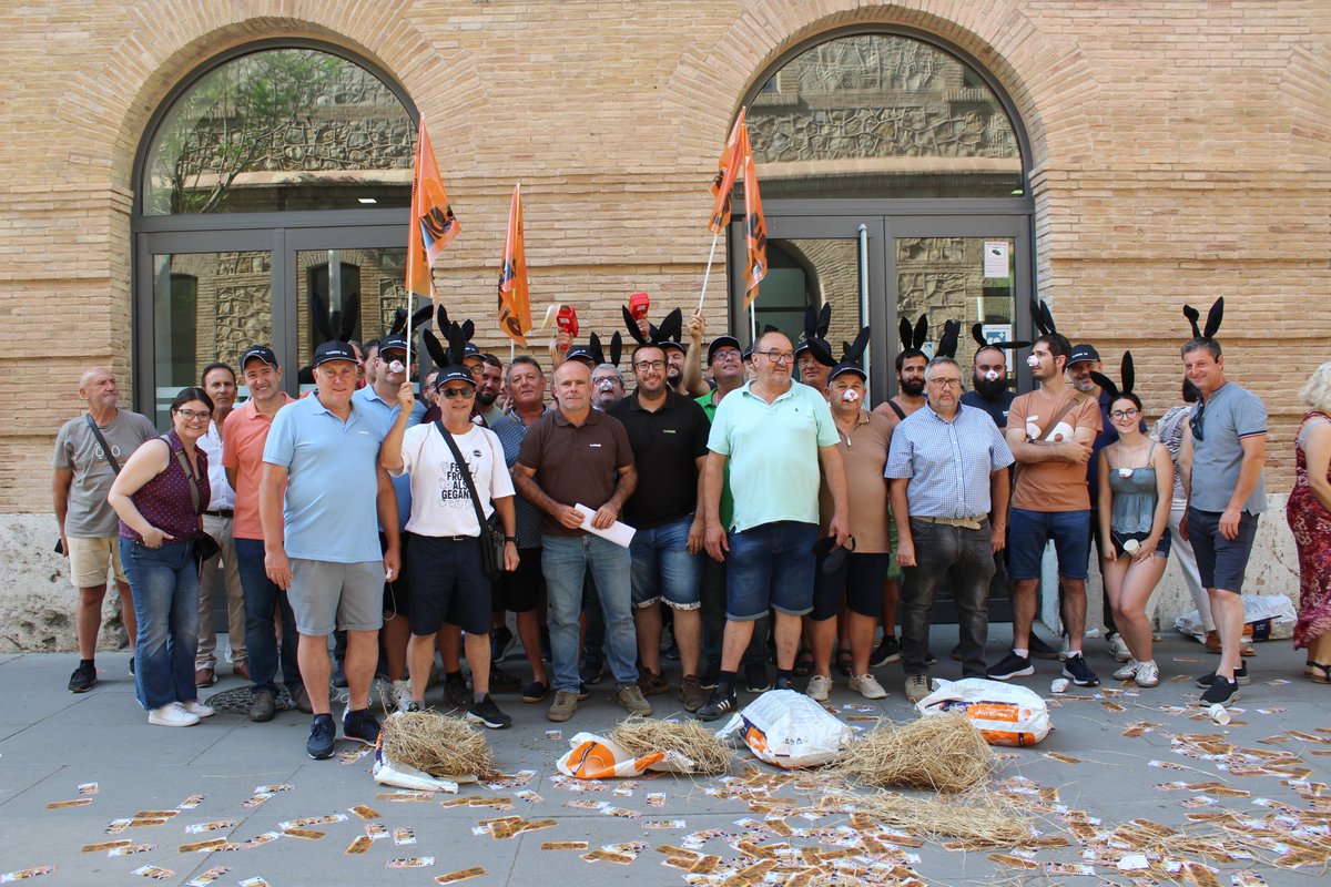 UniondeUniones's tweet photo. 📢 LA UNIÓ se ha concentrado hoy en València para exigir a la Generalitat soluciones frente a los daños de la fauna silvestre.

🐗 Reclama un Plan Integral de Gestión de la Fauna ante unas pérdidas que ya superan los 55 millones de euros al año.

https://t.co/HwpVFEWOWc https://t.co/BUWITKDmcF