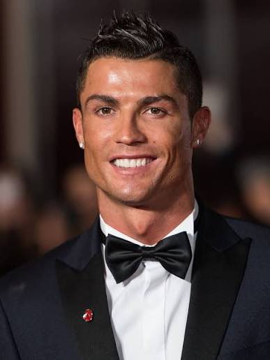 theMadridZone's tweet photo. 🚨 Lamine Yamal: “What is aura? In football, Cristiano Ronaldo. 

Aura is a person who gives off, something like when they arrive, it's like, you know?

When you see someone in a movie and you go 'WOW.' 

For example, Brad Pitt or like that. 

In football, Cristiano would be a good example of aura.”