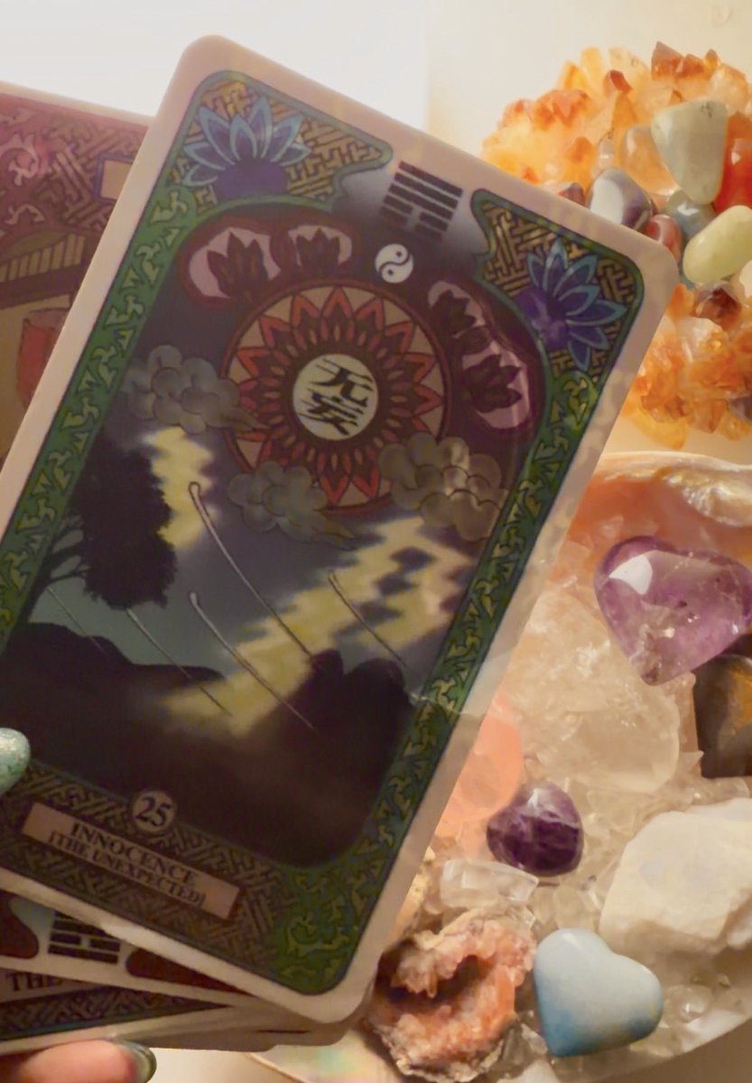 e__fl's tweet photo. イーチンタロットが少しボロくなってきました🃏
占いの勉強を始めて、一番最初に手にしたタロット。2年前、「占い師になりたい」という想いで、ワクワクしながら勉強してたのが懐かしいです🐈‍⬛🔮🪄これも味…？笑

#占い師 #イーチンタロット #横浜中華街 #中目黒 #タロット https://t.co/flCE5ofPYk