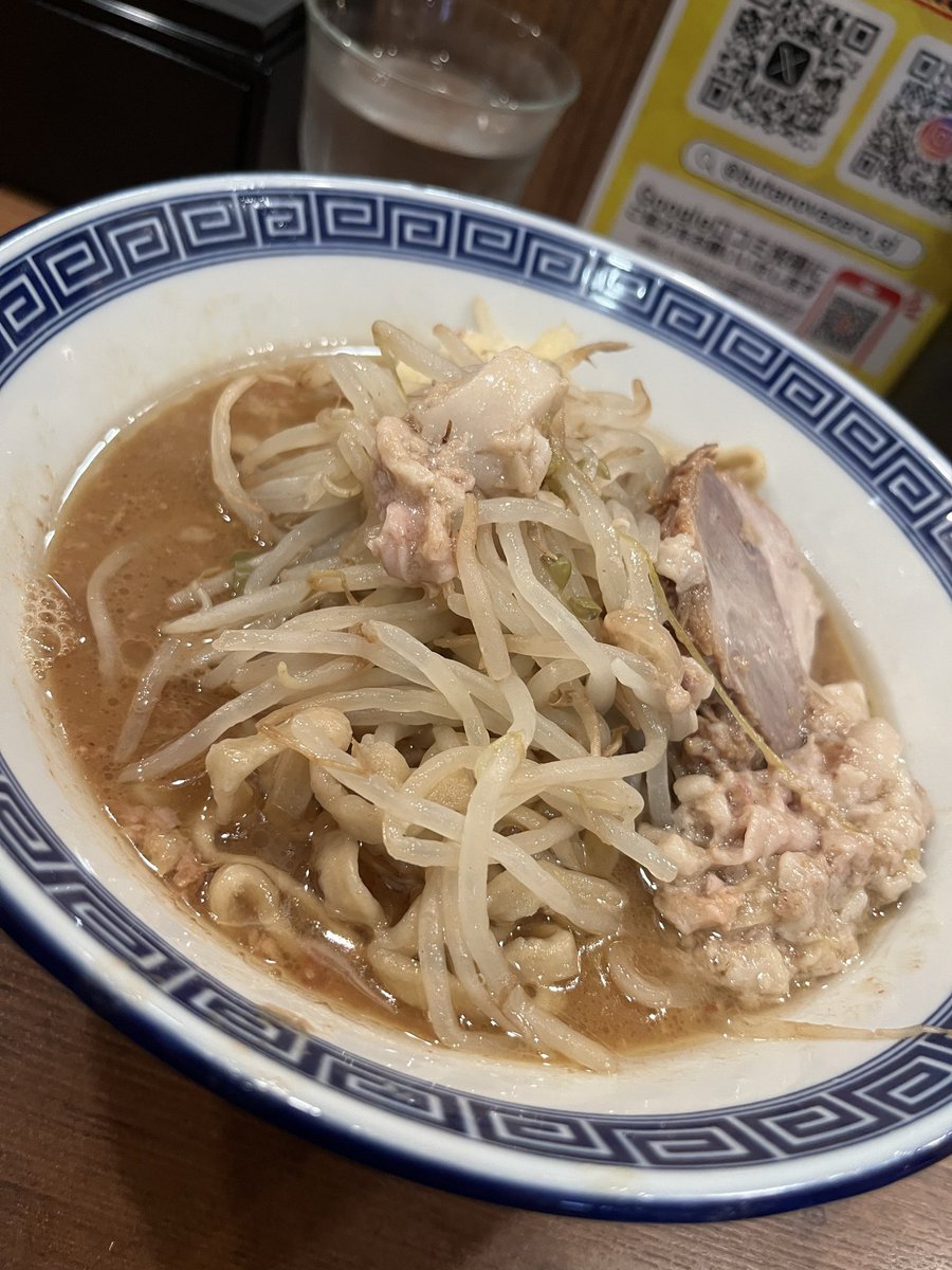 redfalcon413's tweet photo. 豚ノヴァ零 新宿店の
オープン記念一杯無料ラーメン
（ニンニク、アブラ）
100杯限定でラーメンか汁なしが無料という事でそりゃ並びますよ！（40人目位）

周りが汁なしを注文する中
自分はラーメンを、、GOさんも言ってたけど若いスープめちゃ貴重じゃないすか。美味かった！ご馳走様でした！ https://t.co/PGY4YTEnAT