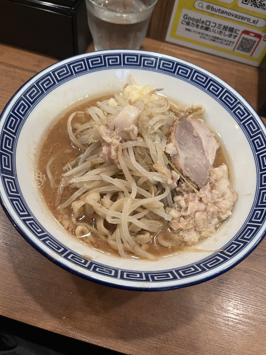redfalcon413's tweet photo. 豚ノヴァ零 新宿店の
オープン記念一杯無料ラーメン
（ニンニク、アブラ）
100杯限定でラーメンか汁なしが無料という事でそりゃ並びますよ！（40人目位）

周りが汁なしを注文する中
自分はラーメンを、、GOさんも言ってたけど若いスープめちゃ貴重じゃないすか。美味かった！ご馳走様でした！ https://t.co/PGY4YTEnAT