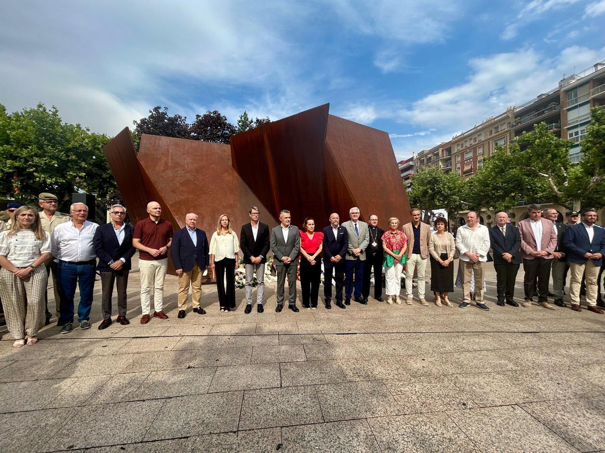 ParlamentoRioja's tweet photo. La presidenta del Parlamento de La Rioja, Marta Fernández Cornago, ha participado hoy en el homenaje a Miguel Ángel Blanco con motivo del XXIX aniversario de su secuestro y asesinato. https://t.co/jB8wtyh0sv