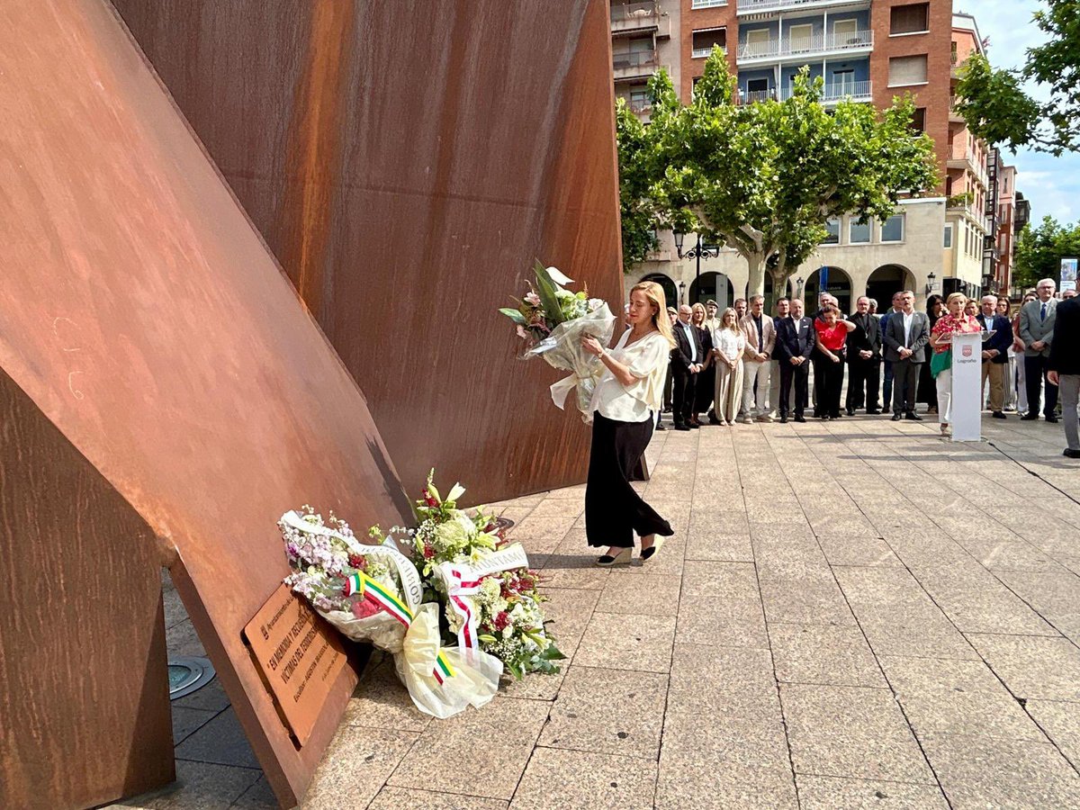 ParlamentoRioja's tweet photo. La presidenta del Parlamento de La Rioja, Marta Fernández Cornago, ha participado hoy en el homenaje a Miguel Ángel Blanco con motivo del XXIX aniversario de su secuestro y asesinato. https://t.co/jB8wtyh0sv