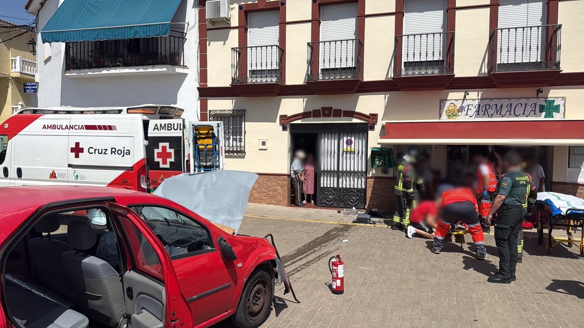 CruzRojaEX's tweet photo. Movilizadas 2 unidades de @CRE_Emergencias por @JuntaEx112 como apoyo a recursos de @saludEXT por un #Accidente en Valle de Santa Ana. Recursos trabajando en el lugar. https://t.co/vbUyZPsw3i