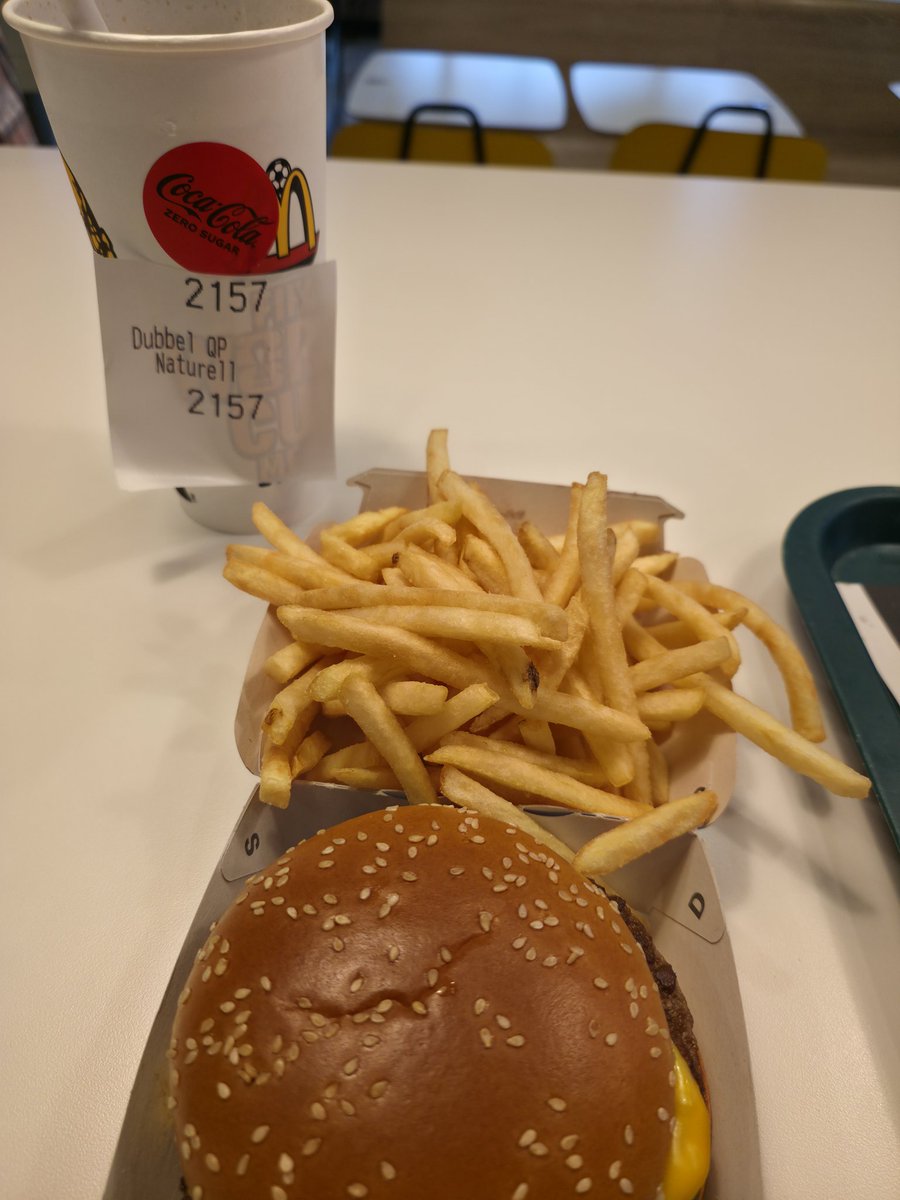 SP6Gamer's tweet photo. I just ordered the #McCrelly under the inspiration of @crellythecow the only caveat is om sharing the meal with my wife and son. Becsuse there is no fucking way I'm finishing that alone. https://t.co/jpb8t9r8LZ