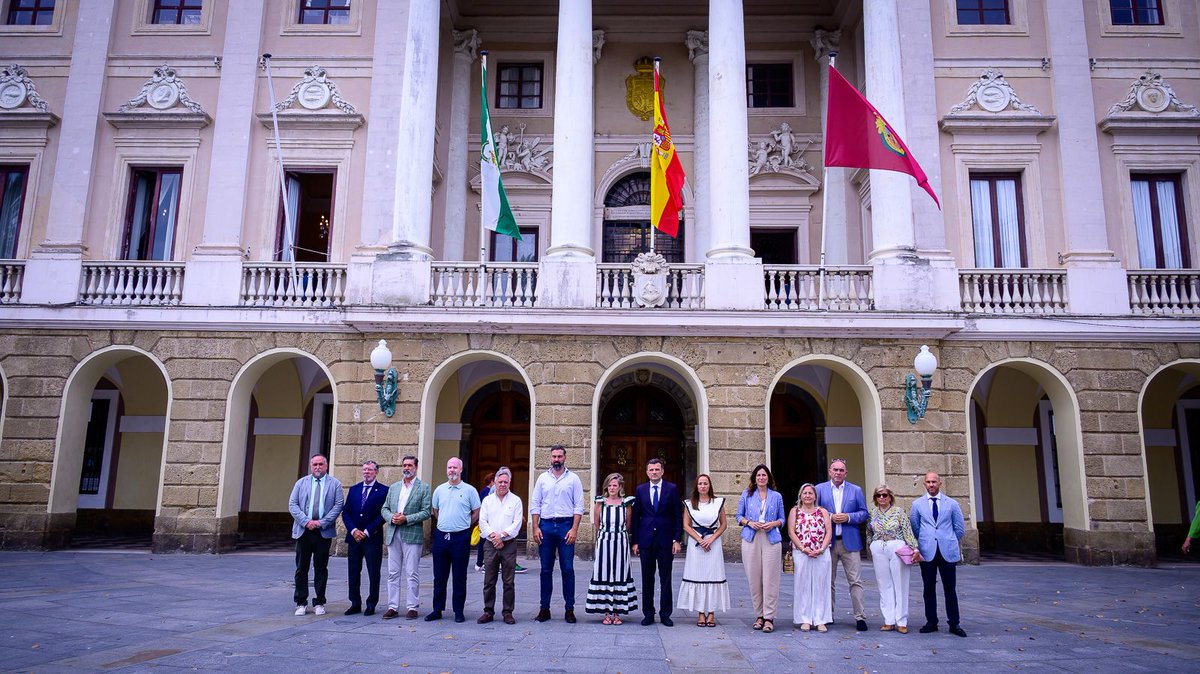 Cadiz_es's tweet photo. ⚫️ Minuto de silencio esta mañana frente al Ayuntamiento de #Cádiz como muestra de apoyo y respeto a las víctimas y en solidaridad con los afectados de la tragedia acaecida esta madrugada en la localidad almeriense de Los Gallardos #Almería

El Consistorio gaditano se ha sumado a la convocatoria de la Federación Andaluza de Municipios y Provincias y de la FEMP