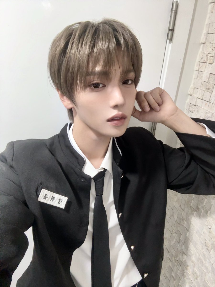 haneum_Official's tweet photo. [#장한음]
오늘 뮤뱅도 완료❣️ 밖에 비 오고 더운데 와줘서 너무 고마워요 밤비즈ㅠㅠ 선물도 잘 받았지이? 앞으로도 우리 행복한 날들 보내자🤍 밤비즈 야호~✌️

#JANGHANEUM #HANEUM #친구에게_떨릴_수는_없는_거잖아 https://t.co/DVzjFXdgfE
