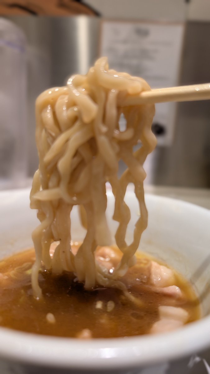 knzwk5's tweet photo. 東京駅にある東京ラーメンストリート。
家系の気分をつけ麺で満たす。

#家系ラーメン革新家TOKYO

芳醇チー油つけ麺¥1,100
ライス（国産米使用）¥150
高級のり¥200
飛粋直伝特製キャベチャー¥200 https://t.co/4Z6XwQJNhn
