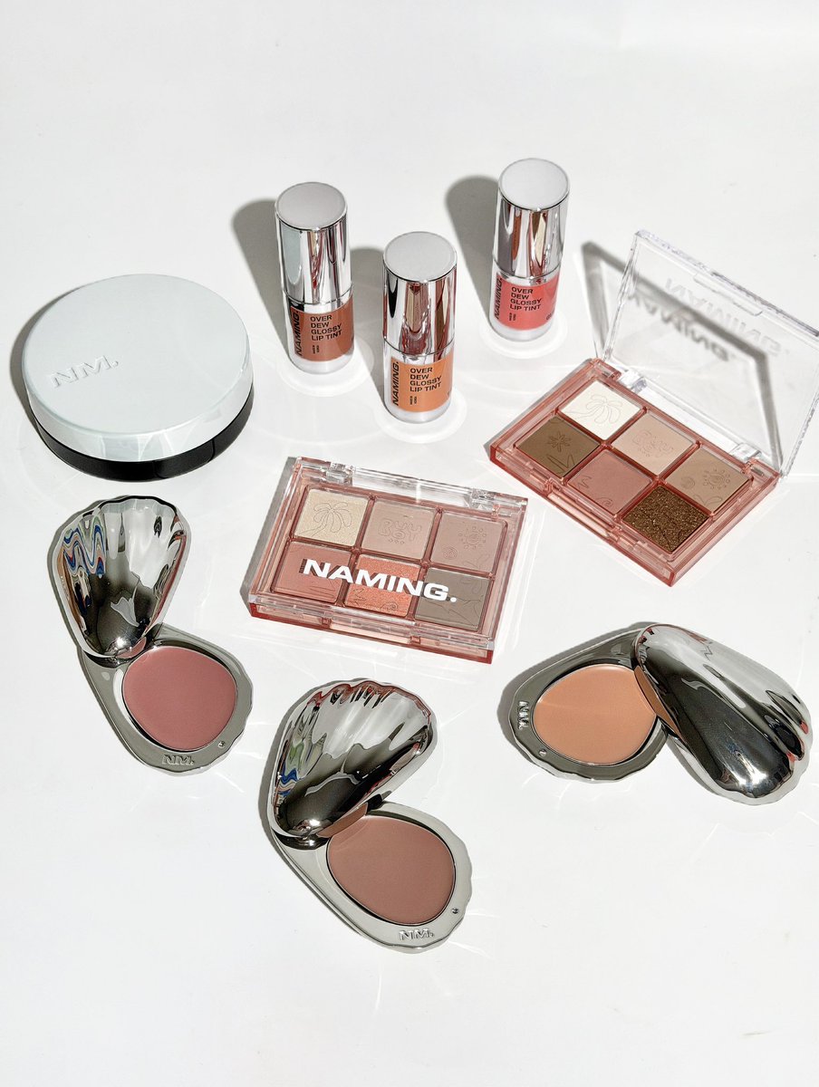 sosocoari's tweet photo. [광고] [RT이벤트]
@NAMING_COSMETIC

#rt 해주신 5분께 
[컬렉션 제품 1개 + 굿즈 1종] 세트 랜덤으로 보내드려요! (~7/16)

네이밍과 부오이가 만나 7월 13일 NEW 빈티지 썸머 컬렉션이 출시돼요🐚☀️

햇살에 자연스럽게 그을린 듯한 무드를 담은 신제품 아이 팔레트 2종, 치크밤 3종, 오버듀 틴트 3종을 만나볼 수 있어요!

태닝 메이크업이 처음인 분들도 부담 없이 사용할 수 있도록 부드럽고 은은한 컬러감으로 출시되어, 내 피부에 자연스럽게 스며든 듯한 분위기를 연출 가능🤎