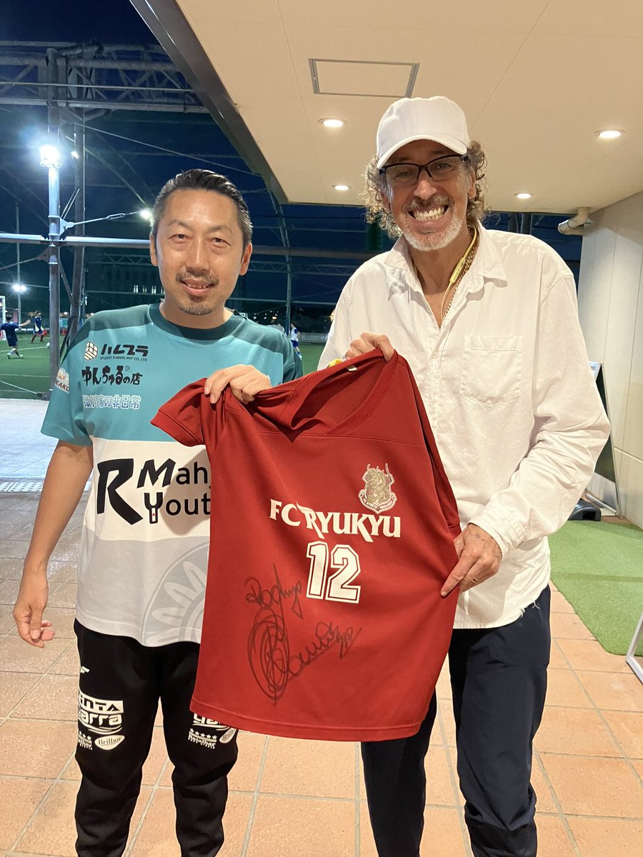 tajivegas's tweet photo. 日本サッカー界のレジェンド・ラモスさん🇯🇵
CARIOCA FCを激励🔥
CARIOCA FCは開幕戦7vs0で勝利‼️

貴重なFC琉球設立当初のユニフォームにサインをもらいました🤭

そして自分はRMYouth🀄️のシャ���を着てた笑 https://t.co/VHwvO3kuJs