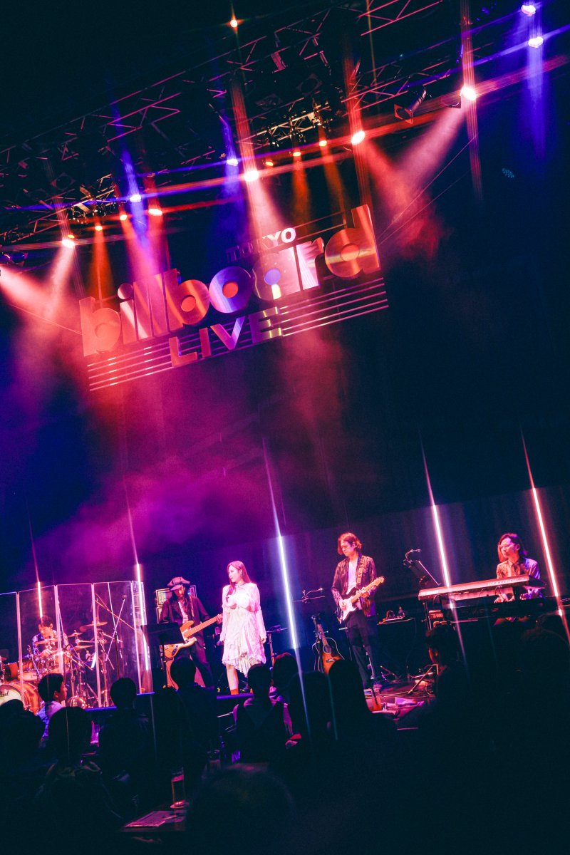 billboardlive_t's tweet photo. 【鷲尾伶菜】
先日開催された『Reina Washio Billboard Live 2026』東京公演のライブ写真が到着📷

2年ぶりとなるビルボードライブ・ツアー。聴く人の気持ちに寄り添う彼女の歌声と、バンドの生演奏が織りなすインティメートな音楽体験を、ぜひ会場でご体感ください✨

本ツアーは、明後日7/12(日)の大阪公演、そしてファイナルとなる7/24(金)の横浜公演へと続きます。
チケットのご購入は、ビルボードライブ公式HPより✔
🎫https://t.co/iQv1BkRUgH

@rei__official_ 
#billboardlivetokyo

Photo：SHUN ITABA