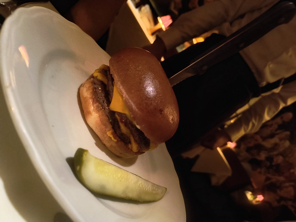 ka_han_sin's tweet photo. Monkey Bar
エビとバーガーとチキンパルミジャーノが美味い。ステーキは微妙。 https://t.co/bxZCrH9v0m