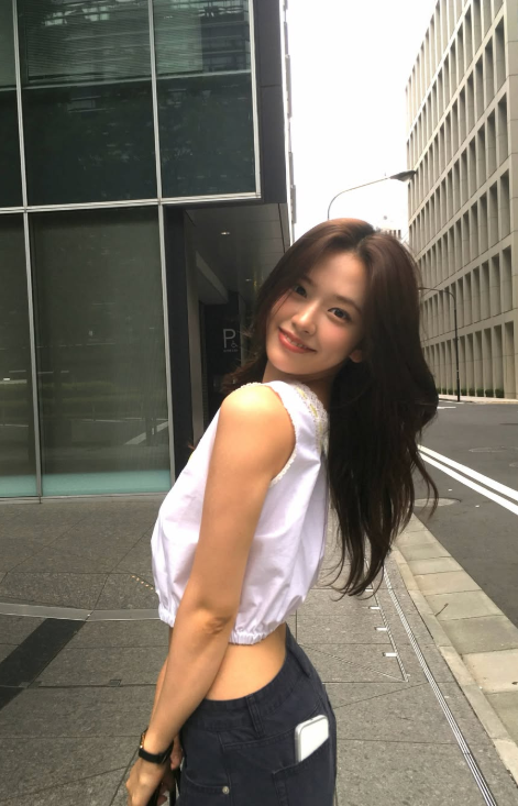 LioraSolveil's tweet photo. “진짜 영앤리치의 정석… 아이브 안유진, 
40억 방배 로또 청약 당첨! 시세차익 18억 대박 터졌다”

대세 아이브 안유진이 강남권 핵심 ‘디에이치 방배’ 일반분양 추첨에 당첨됐다!

분양가 22억대 → 현재 호가 40억. 
당첨과 동시에 18억 시세차익 확정급.

무대 위 킬러 퍼포먼스에 재테크까지 만렙. 
실력+미모+돈 버는 머리까지 다 가진 20대 진짜 능력자의 정석

될 사람은 결국 된다… 안유진처럼!