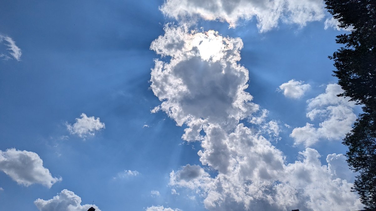 tewarm's tweet photo. Hallo @BuienRadarNL
Gister werd er op het RTL weer verteld dat er vandaag stapelwolken zouden zijn. Nu zie ik eigenlijk alleen maar gecreëerde luchten, zie foto1+2, foto3 zijn stapelwolken 👌🏻
#geoengineering
#lookup
#leugens https://t.co/zmn3I85BPt