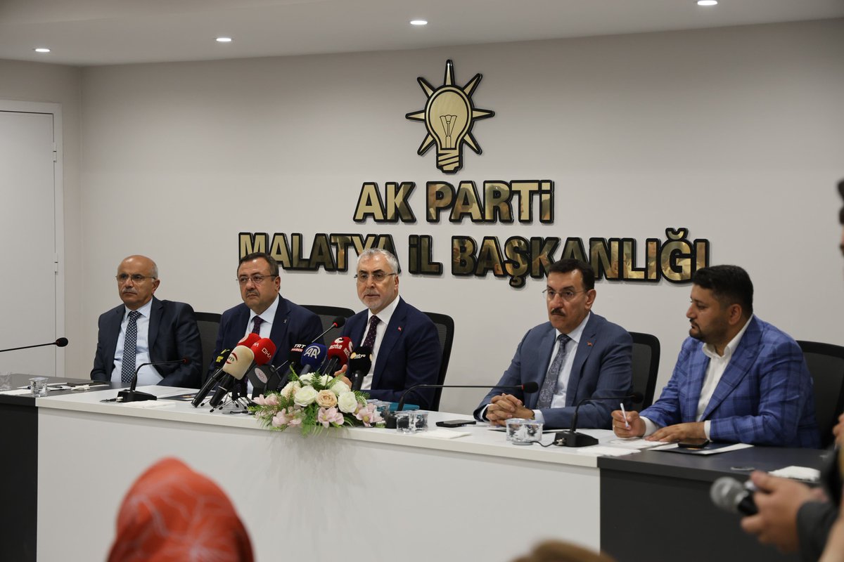 AliBakantr's tweet photo. 📍AK Parti Malatya İl Başkanlığı

Çalışma ve Sosyal Güvenlik Bakanımız Sayın Prof. Dr. Vedat Işıkhan’ın (@isikhanvedat) teşrifleriyle İl Başkanlığımızda kapsamlı bir basın toplantısı gerçekleştirdik.

Basın toplantımızda; Genel Başkanımız ve Cumhurbaşkanımız Sayın @RTErdogan’ın liderliğinde Türkiye’nin uluslararası alandaki etkinliğini ve diplomatik gücünü bir kez daha ortaya koyan 36. NATO Devlet ve Hükûmet Başkanları Zirvesi’ni, Türkiye Yüzyılı vizyonumuzu ve bu doğrultuda yürütülen çalışmaları değerlendirdik. Bunun yanı sıra, Malatya teşkilatımızın dava şuuru ve sahadaki gayretini, hemşehrilerimizin Sayın Cumhurbaşkanımıza olan güçlü desteğini, deprem sonrası şehrimizde aralıksız devam eden yatırım ve hizmet seferberliğini kamuoyuyla paylaştık.

“Malatya’da kendimizi misafir değil, ev sahibi gibi hissediyoruz” sözleriyle şehrimize olan muhabbetini ifade eden Sayın Bakanımıza; nazik teşrifleri, samimi değerlendirmeleri ve Malatya’mıza gösterdiği yakın ilgi ile güçlü destekleri için gönülden teşekkür ediyorum.