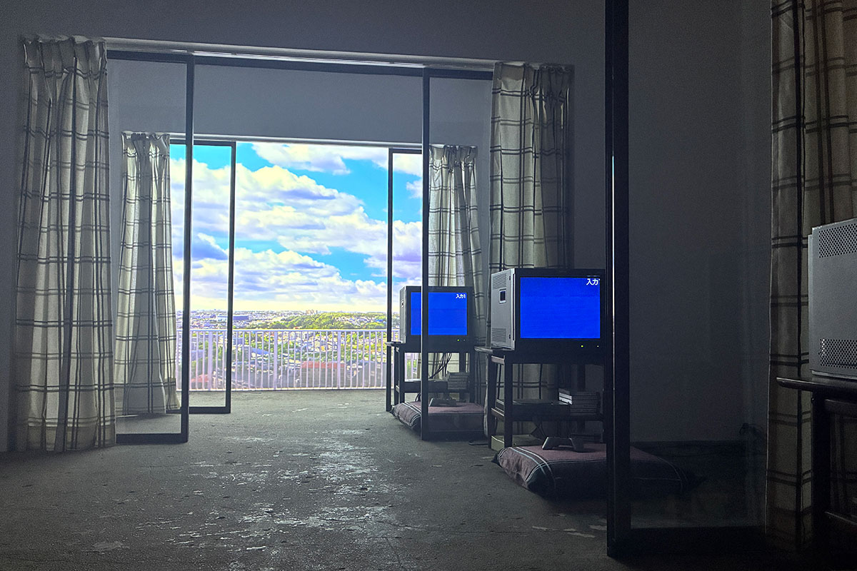 lmaga_jp's tweet photo. 東京で約10万人を動員したホラー展
#1999展 11日から大阪で開催📺
大阪会場からのギミックや演出も…

内覧会に作家・背筋さん、『SIREN』の制作に携わった佐藤直子さん、映画監督・西山将貴さんが登場
👉https://t.co/dzJIDEQNvS https://t.co/UgBfJ2vCRl