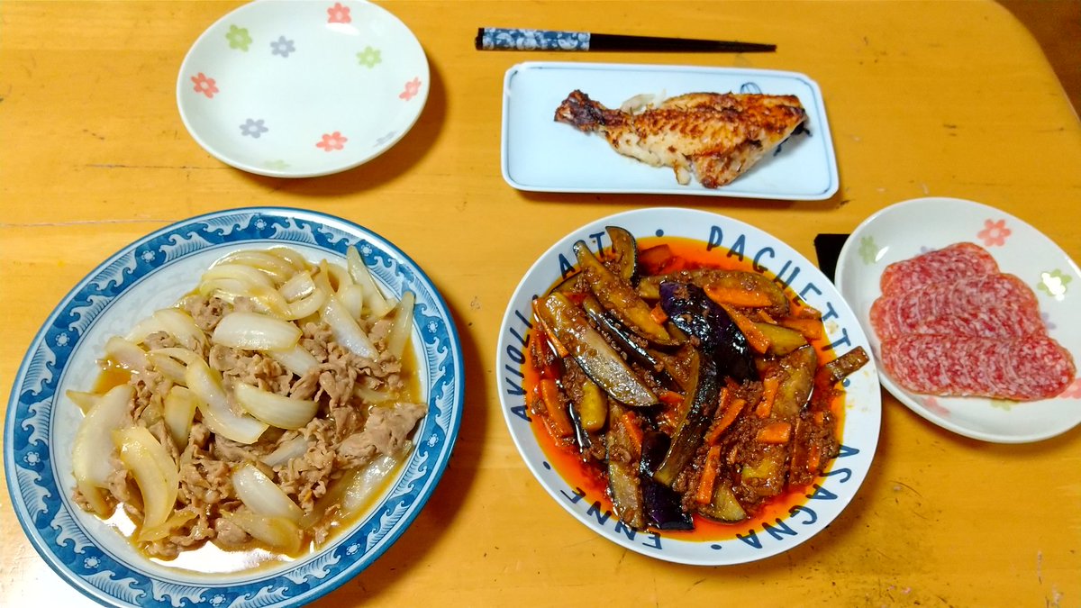 sato8803's tweet photo. 魚と麻婆茄子とサラミ(手抜きっす(´>∀<｀)ゝ)生姜焼き https://t.co/xvxzWQVFrR