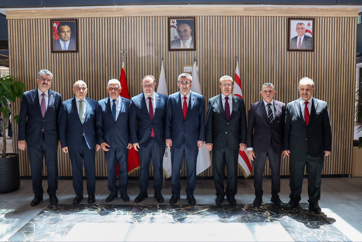 _cevdetyilmaz's tweet photo. 📍KKTC-Güzelyurt 

Türkiye Cumhuriyeti finansmanıyla, TOBB koordinasyonunda faaliyete geçirilecek olan Güzelyurt Soğuk Hava Deposu Entegre Tesisleri'ni KKTC Başbakanı Sayın @dtunalustel, Tarım ve Orman Bakanımız Sayın @ibrahimyumakli ile birlikte inceleyerek bilgi aldık. 15 bin ton kapasiteli modern tesis projesi, narenciye sektöründe ürün kayıplarını azaltacak ve ihracatı güçlendirecek. 

Güzelyurt Belediyesi'nin yeni hizmet binasını da ziyaret ederek Belediye Başkanı Sayın Mahmut Özçınar'dan yapılan çalışmalar hakkında bilgi aldık.

Misafirperverlikleri için Güzelyurtlu kardeşlerimize teşekkür ediyorum.