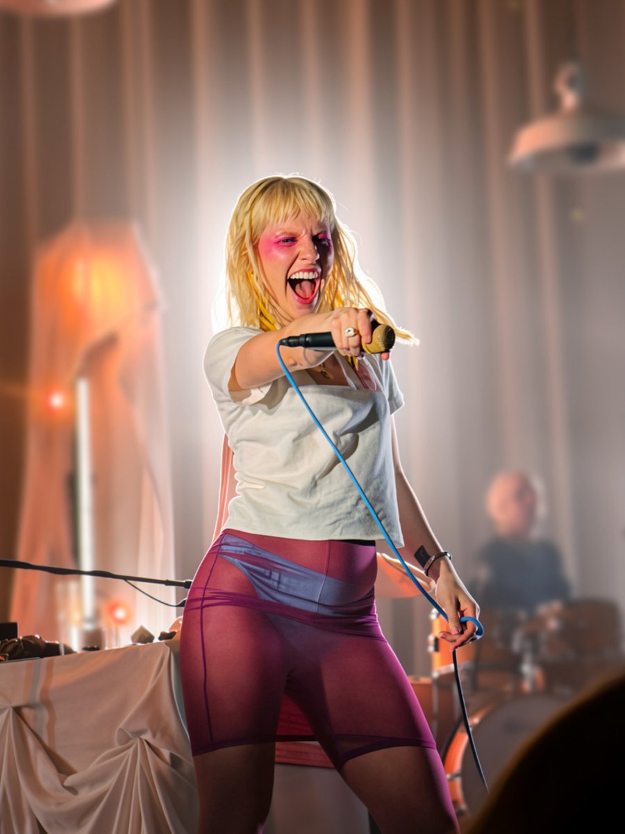 dgjsrb's tweet photo. Hayley Williams 🎤 https://t.co/D5JtamNwGz