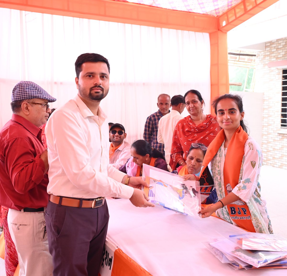 ksvadhvana2's tweet photo. પંડિત દીનદયાલ ઉપાધ્યાય મંડળ પ્રશિક્ષણ વર્ગ જામનગર મહાનગર 
વોર્ડ નં.9️⃣ ના પ્રશિક્ષણ વર્ગમાં પ્રેરણાદાયી ઉપસ્થિતિ. વર્ગના સંયોજક શ્રી પ્રદીપભાઈ ખીમાણીજી ના વક્તવ્યમાંથી ખૂબ જ સુંદર અને અમૂલ્ય માર્ગદર્શન પ્રાપ્ત થયું. પ્રશિક્ષણ મેળવીને સંગઠનના કાર્યોને વેગ આપવા માટે નવી ઊર્જા મળી. https://t.co/gyljQ13QT2