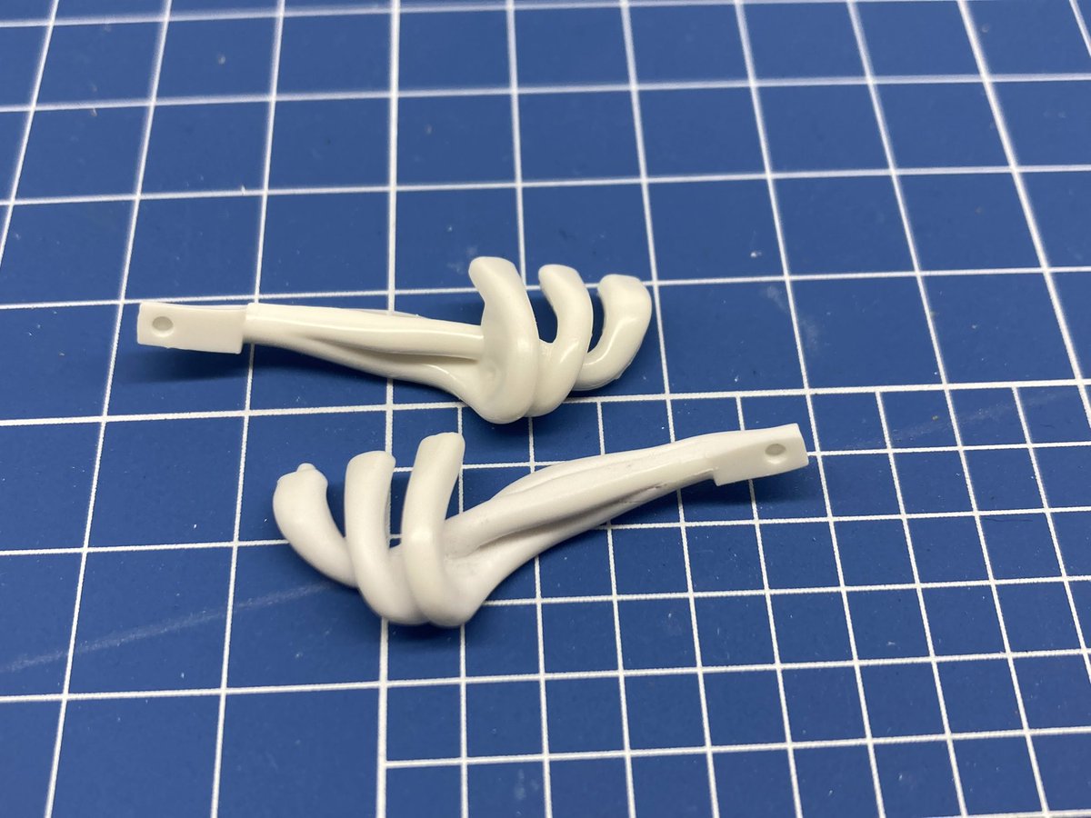 longtail314's tweet photo. 今朝のMP4/7A。
カウル乾燥の間にエンジンを。
エキゾーストパイプは削り込んでよりパイプに見える様にします。
エンジン上部のファンネルはワンピース。
これは塗装泣かせ…
出来れば別パーツにして欲しかった。
 #オートモデリング https://t.co/YRCUPMNdNH