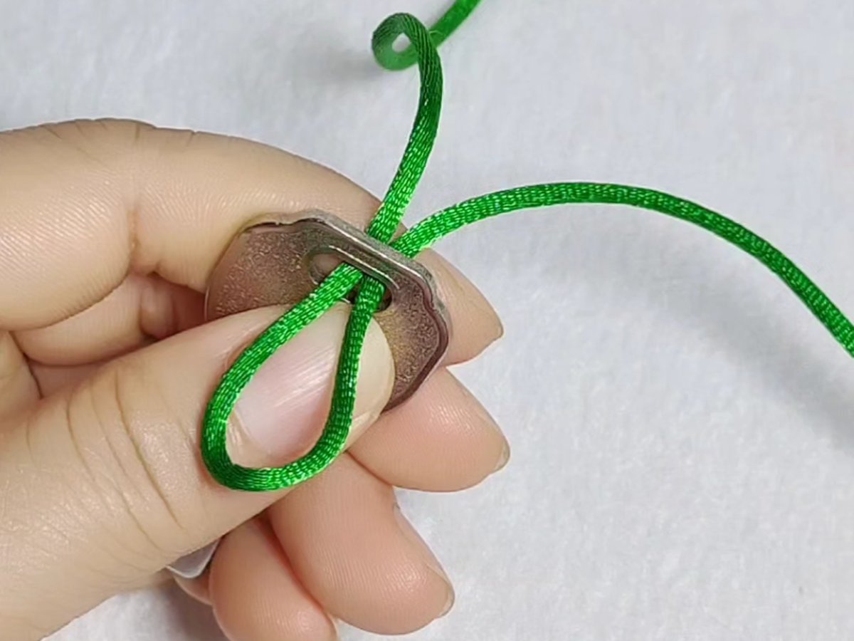 JosephW31316831's tweet photo. DIY 10-minute macramé keychain made with cotton cord—stylish, easy, and perfect for gifting! https://t.co/PwCcEbqXvt