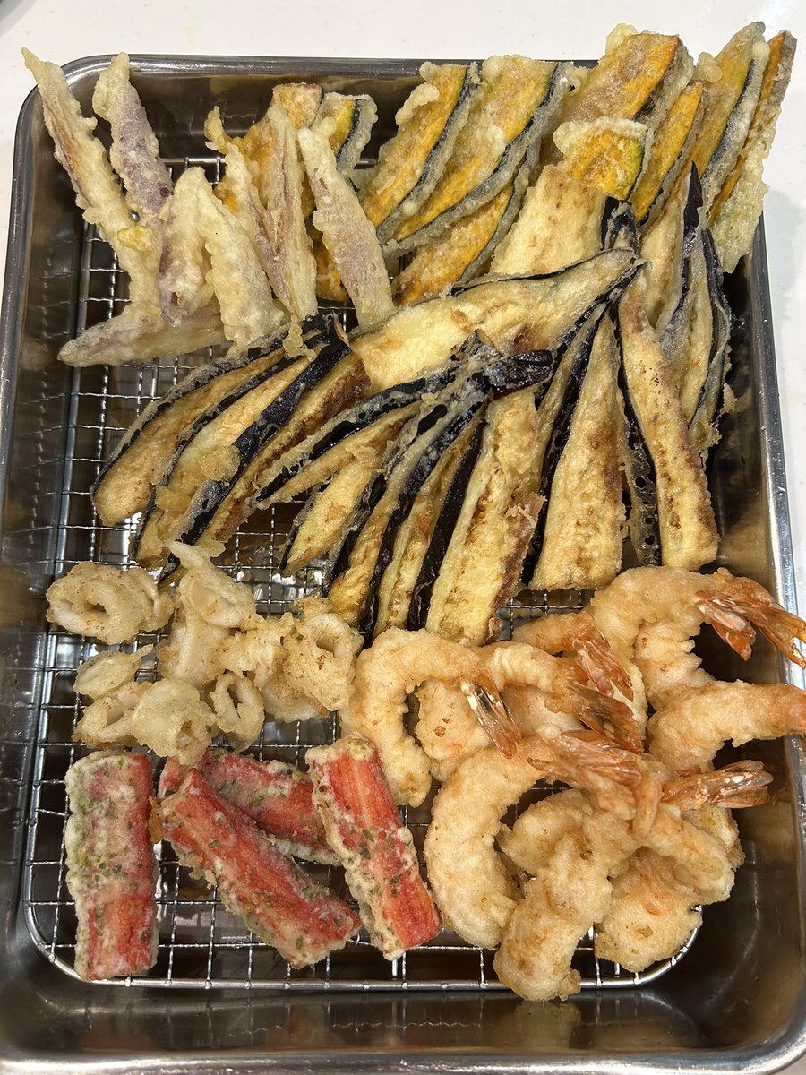 kokuryoyama's tweet photo. 後片付けがめんどうだとわかっていても
天ぷらを揚げたくなる日
あますよね🍤
#かぼちゃ天
#みょうが天
#なす天
#えび天
#イカ天
#カニカマ磯部揚げ https://t.co/M7wAkQR0JU