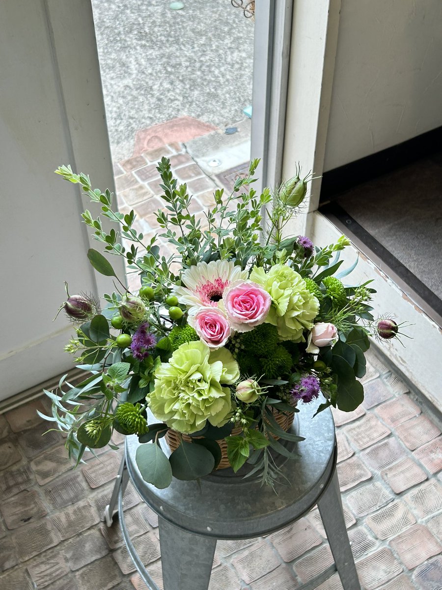 t_mikogami's tweet photo. フラワーアレンジメントのレッスンに行って来ました💐今日は林檎を入れて差し色にブルー！白雪姫みたいな仕上がりに🍎

昨年秋には講師資格を取りました✌️が！材料や道具が揃ってて技術と情報が更新できるので教室は通い続けています！殿も似た理由で調理師免許あるのに料理教室通ってて笑いました https://t.co/U4rBapszGg
