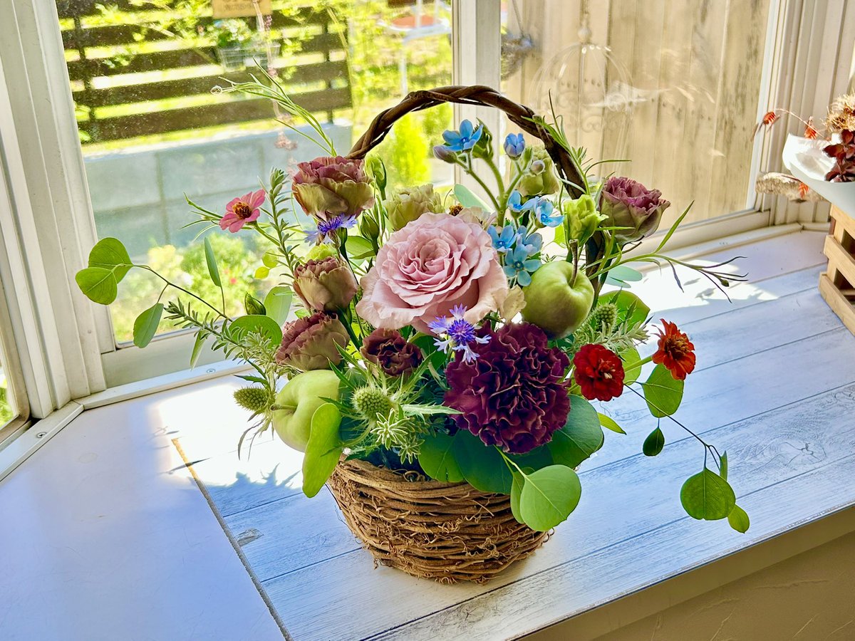t_mikogami's tweet photo. フラワーアレンジメントのレッスンに行って来ました💐今日は林檎を入れて差し色にブルー！白雪姫みたいな仕上がりに🍎

昨年秋には講師資格を取りました✌️が！材料や道具が揃ってて技術と情報が更新できるので教室は通い続けています！殿も似た理由で調理師免許あるのに料理教室通ってて笑いました https://t.co/U4rBapszGg