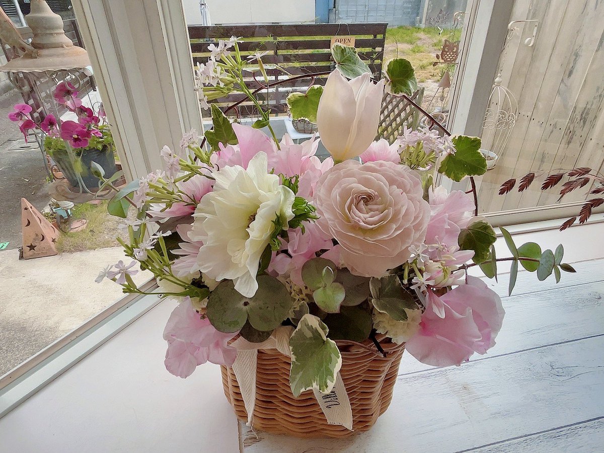 t_mikogami's tweet photo. フラワーアレンジメントのレッスンに行って来ました💐今日は林檎を入れて差し色にブルー！白雪姫みたいな仕上がりに🍎

昨年秋には講師資格を取りました✌️が！材料や道具が揃ってて技術と情報が更新できるので教室は通い続けています！殿も似た理由で調理師免許あるのに料理教室通ってて笑いました https://t.co/U4rBapszGg