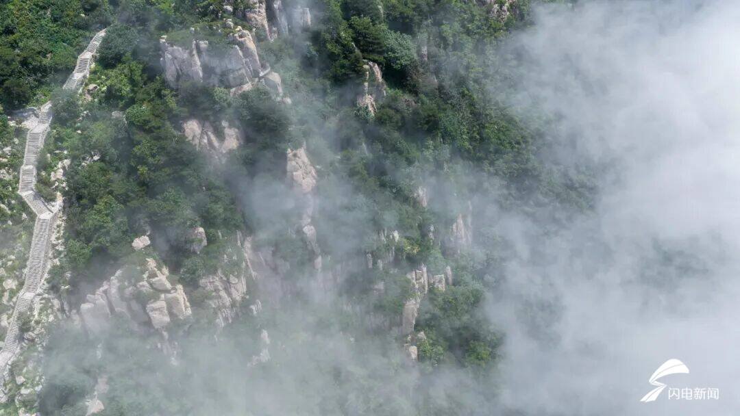 liopng5's tweet photo. 近日，一场山雨方才停歇，湿润水汽漫溢整座 #泰山，将硬朗山岳揉成一卷流动水墨。山石褪去晴日里粗粝燥意，浸润在清润薄雾间，平添几分空灵柔婉。 https://t.co/5IrAutXOwR