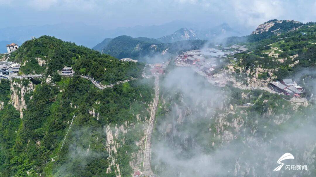liopng5's tweet photo. 近日，一场山雨方才停歇，湿润水汽漫溢整座 #泰山，将硬朗山岳揉成一卷流动水墨。山石褪去晴日里粗粝燥意，浸润在清润薄雾间，平添几分空灵柔婉。 https://t.co/5IrAutXOwR