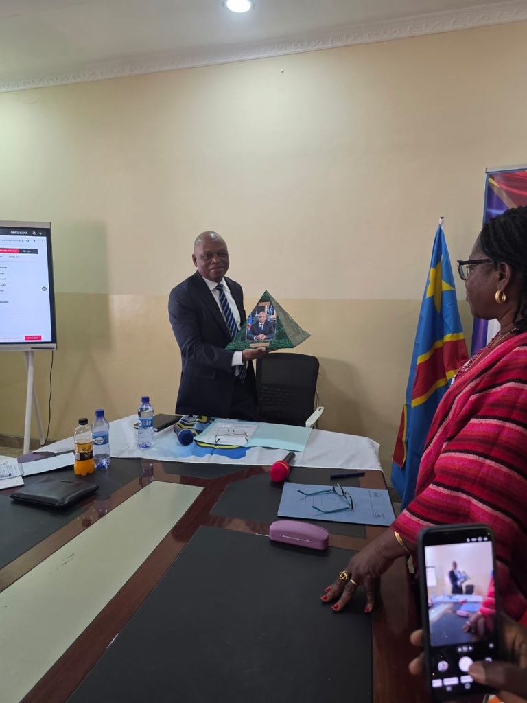 Shako_Beatrice2's tweet photo. #Haut-Katanga ; Un geste symbolique de reconnaissance envers le Directeur Général de l’OCC le Professeur @PLohohola 

En marge de sa mission de travail dans le Haut-Katanga, le Directeur Général de l’OCC, a reçu des agents un présent symbolique , une pyramide personnalisée à son effigie.

À travers ce geste empreint de respect et de considération, les agents ont exprimé leur reconnaissance pour son leadership, sa vision managériale et son engagement en faveur du renouveau de l’OCC.

Symbole de stabilité, d’élévation et de pérennité, cette distinction illustre également l’adhésion des équipes à la dynamique de transformation impulsée par le Directeur Général, fondée sur la proximité, l’excellence et le sens du service public.

Ensemble, poursuivons la marche vers un OCC toujours plus performant, crédible et au service de la qualité. 

@fatshi13 @julienpalukucom @SuminwaJudith @PLohohola