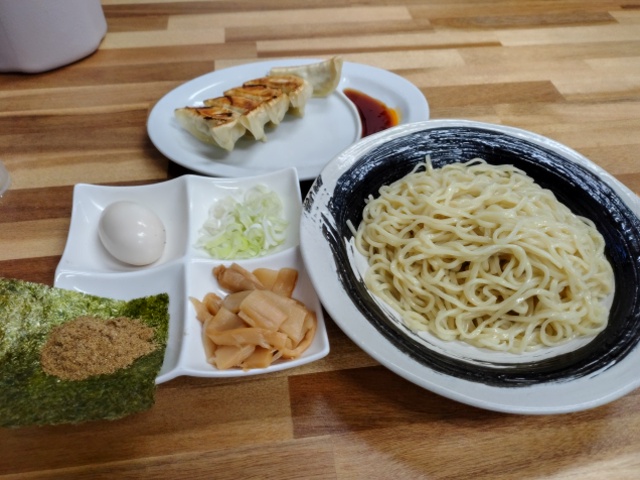 661_st's tweet photo. つけ麺と餃子。
以前白河ラーメン「若葉」があった場所にあります。
やまの風は、喜多方ラーメンです。 https://t.co/GynXBqGUyK