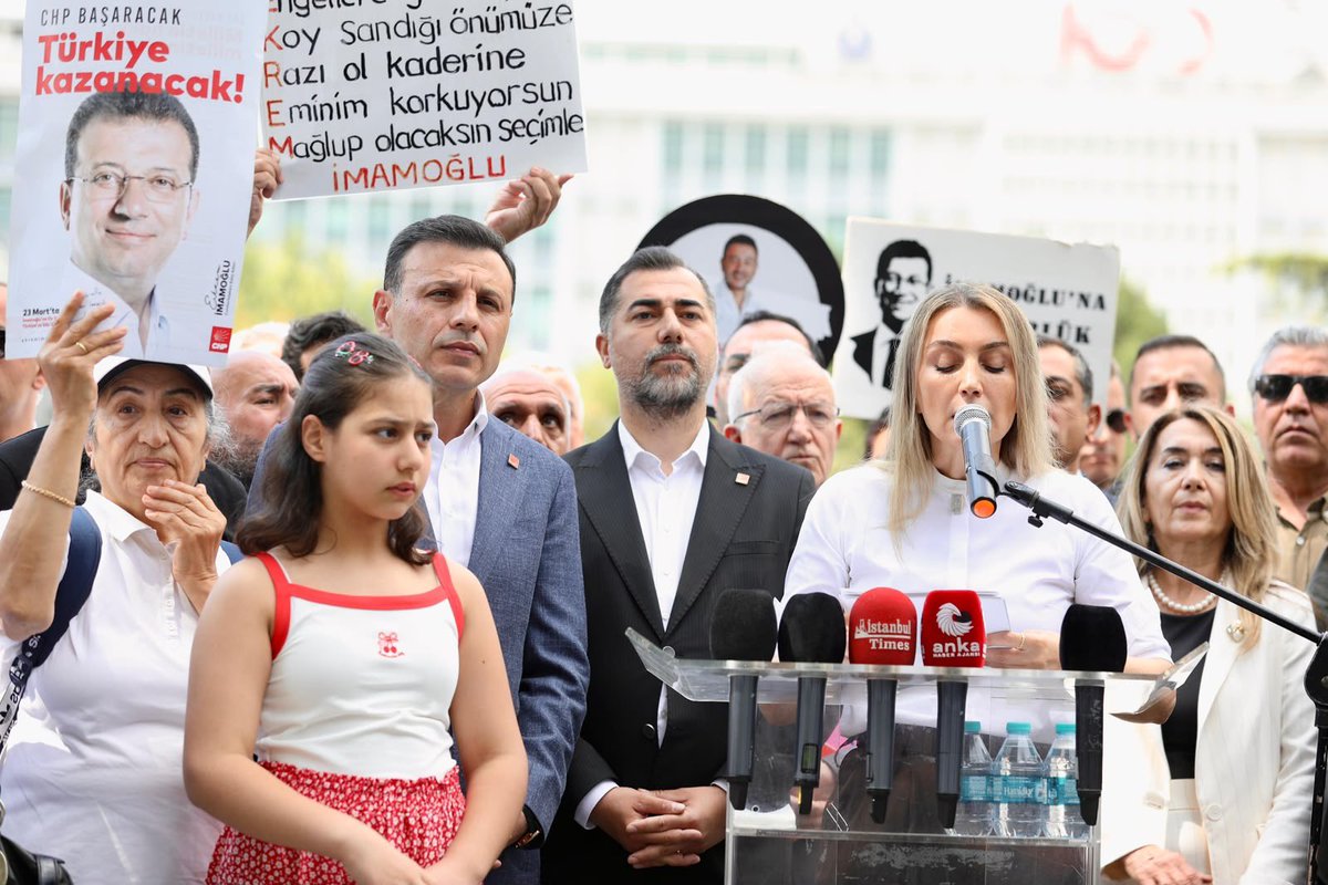 ozgurcelikchp's tweet photo. Adalet kazanacak, hak kazanacak!

Aile Dayanışma Ağı’nın bu haftaki buluşmasında ailelerimizle birlikte Cumhurbaşkanı adayımız Ekrem İmamoğlu ve tutuklu yol arkadaşlarımız için adaletin sesi olduk. 

Ailelerimiz kavuşana, tüm yol arkadaşlarımız özgür olana dek mücadelemizi sürdüreceğiz.