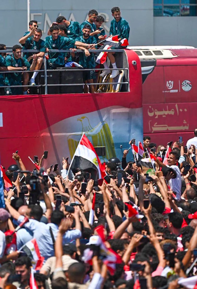 HHamed2121's tweet photo. استقبال شعبي لـ #منتخب_مصر بعد العودة من  #كأس_العالم .. محمد صلاح ومرموش في الاتوبيس المكشوف🇪🇬🇪🇬🇪🇬🇪🇬🇪🇬 https://t.co/nYyhiE8TPl