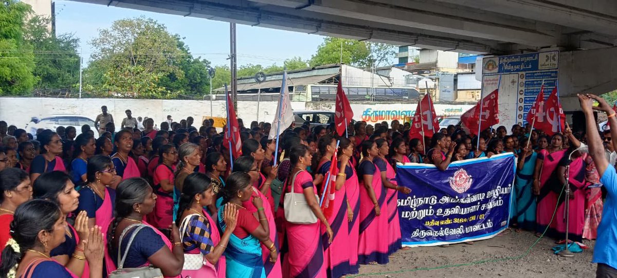 sunnewstamil's tweet photo. #NewsUpdate | அங்கன்வாடி மையங்களை தனியார் மையம் ஆக்குவதை நிறுத்த வேண்டும், அங்கன்வாடி ஊழியர்கள் மற்றும் உதவியாளர்களை அரசு ஊழியர்களாக ஆக்க வேண்டும் என்பது உள்ளிட்ட பல்வேறு கோரிக்கைகளை வலியுறுத்தி நெல்லை வண்ணாரப்பேட்டையில் 300க்கும் மேற்பட்ட ஊழியர்கள் போராட்டம்

#SunNews | #Tirunelveli