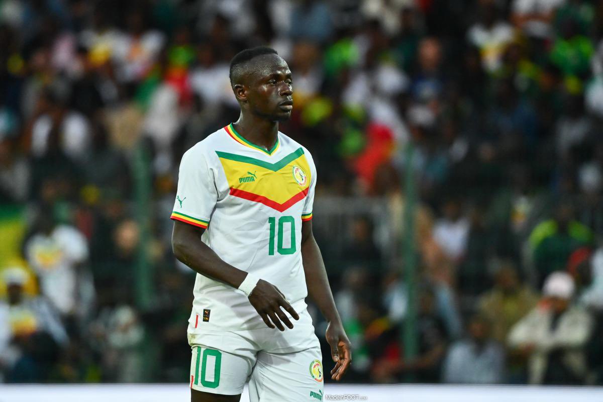 _BeFootball's tweet photo. 🚨🚨💣 SADIO MANÉ 🇸🇳 ANNONCE LA FIN DE SA CARRIÈRE INTERNATIONALE !!!!!! 👋🔚🐐 

Il l’a annoncé dans un communiqué transmis au Quotidien. 🥲 (peut-être un futur rôle dans le staff?)

« 𝗦𝗮𝗰𝗵𝗲𝘇 𝗾𝘂𝗲 𝗷'𝗮𝗶 𝘁𝗼𝘂𝘁 𝘀𝗮𝗰𝗿𝗶𝗳𝗶𝗲́ 𝗽𝗼𝘂𝗿 𝗰𝗲 𝗱𝗿𝗮𝗽𝗲𝗮𝘂. 𝗝'𝗮𝗶 𝗱𝗼𝗻𝗻𝗲́ 𝗹𝗲 𝗺𝗲𝗶𝗹𝗹𝗲𝘂𝗿 𝗱𝗲 𝗺𝗼𝗶-𝗺𝗲̂𝗺𝗲 𝗲𝘁 𝗷'𝗮𝗶 𝘁𝗼𝘂𝗷𝗼𝘂𝗿𝘀 𝗰𝗼𝗺𝗯𝗮𝘁𝘁𝘂 𝗮𝘃𝗲𝗰 𝗵𝗮𝗿𝗴𝗻𝗲 𝗽𝗼𝘂𝗿 𝗻𝗼𝘁𝗿𝗲 𝗽𝗮𝘁𝗿𝗶𝗲. 𝗩𝗼𝘁𝗿𝗲 𝘀𝗼𝘂𝘁𝗶𝗲𝗻 𝗰𝗼𝗻𝘀𝘁𝗮𝗻𝘁 𝗮 𝗲́𝘁𝗲́ 𝗹𝗲 𝗺𝗼𝘁𝗲𝘂𝗿 𝗱𝗲 𝗺𝗮 𝗿𝗲́𝘂𝘀𝘀𝗶𝘁𝗲. 

𝗗𝗲𝗺𝗮𝗶𝗻, 𝗰'𝗲𝘀𝘁 𝗮𝘃𝗲𝗰 𝗽𝗹𝗮𝗶𝘀𝗶𝗿 𝗾𝘂𝗲 𝗷𝗲 𝗺𝗲𝘁𝘁𝗿𝗮𝗶 𝗺𝗼𝗻 𝗲𝘅𝗽𝗲́𝗿𝗶𝗲𝗻𝗰𝗲 𝗮𝘂 𝘀𝗲𝗿𝘃𝗶𝗰𝗲 𝗱𝗲 𝗹𝗮 𝗡𝗮𝘁𝗶𝗼𝗻, 𝗾𝘂𝗲 𝗰𝗲 𝘀𝗼𝗶𝘁 𝗮𝘂 𝘀𝗲𝗶𝗻 𝗱'𝘂𝗻 𝘀𝘁𝗮𝗳𝗳 𝘁𝗲𝗰𝗵𝗻𝗶𝗾𝘂𝗲, 𝘀𝘂𝗿 𝘂𝗻 𝗯𝗮𝗻𝗰 𝗱'𝗲𝗻𝘁𝗿𝗮𝗶̂𝗻𝗲𝘂𝗿 𝗼𝘂 𝗱𝗮𝗻𝘀 𝗹𝗲𝘀 𝗶𝗻𝘀𝘁𝗮𝗻𝗰𝗲𝘀 𝗱𝗶𝗿𝗶𝗴𝗲𝗮𝗻𝘁𝗲𝘀. »

(via @lequipe)