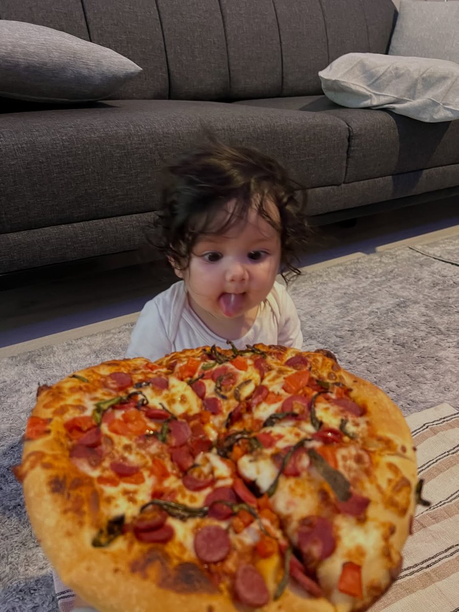 theTemzea's tweet photo. Me staring at food I know I can't have 😂🍕 https://t.co/c6tgjR5s7M